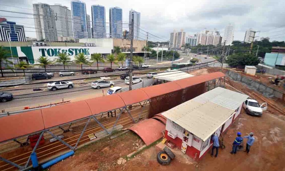 Neste sábado (18), o trânsito na Avenida Tancredo Neves sofrerá uma pequena alteração, para que as obras de requalificação no local