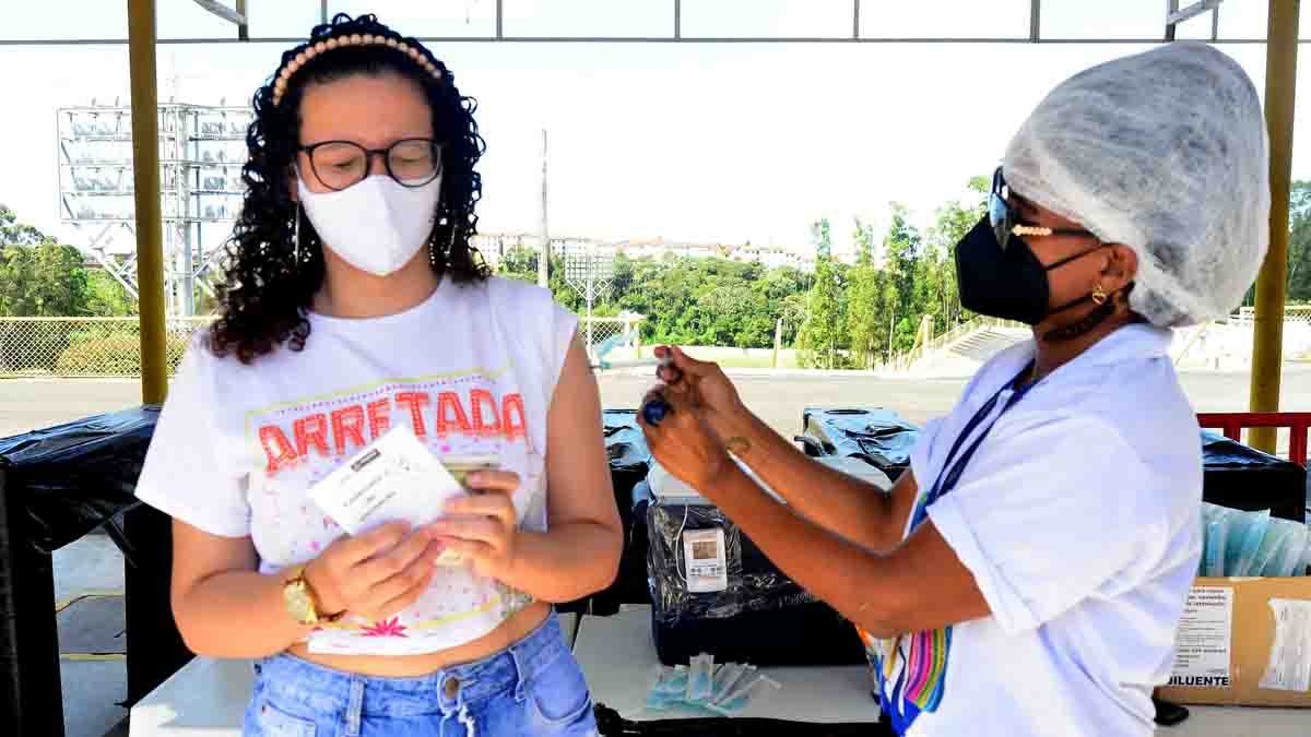 Menos de uma semana após ter recomendado a suspensão da imunização contra a Covid-19 em adolescentes sem comorbidade, o Ministério da Saúde