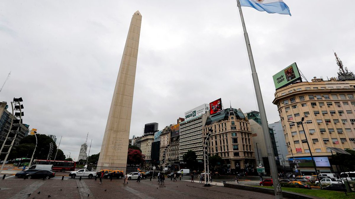 A Argentina anunciou ontem (21) que abrirá as fronteiras para viajantes de países vizinhos, incluindo o Brasil, a partir de 1º de outubro. Além disso, na mesma data, o país deixará de exigir o uso de máscaras em espaços abertos sem aglomeração de pessoas, entre outras medidas de flexibilização de regras sanitárias.