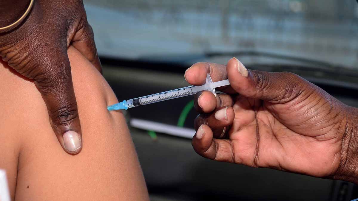 Salvador inicia a aplicação da primeira dose da vacina contra Covid-19 dos adolescentes de 15 anos e sem comorbidades nesta terça-feira (14),