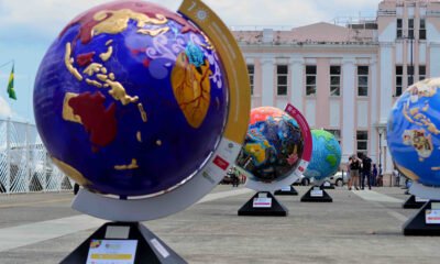 A Praça Cairu, no Comércio, virou palco da exposição 17 ODS para um Mundo Melhor, inspirada nos 17 Objetivos de Desenvolvimento Sustentável (ODS), criados pela Organização das Nações Unidas (ONU). Com apoio da Prefeitura, a mostra gratuita chegou a Salvador na segunda-feira (13), depois de passar por Brasília, São Paulo e Rio de Janeiro, e permanece até o dia 12 de outubro.