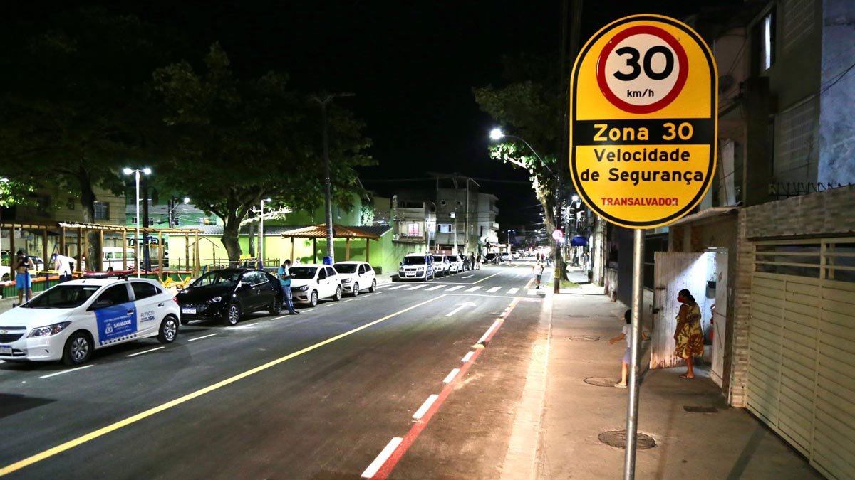 Uma das vias que conectam a Praça Irmã Dulce até as proximidades da Colina Sagrada, na região da Cidade Baixa, a Rua Henrique Dias