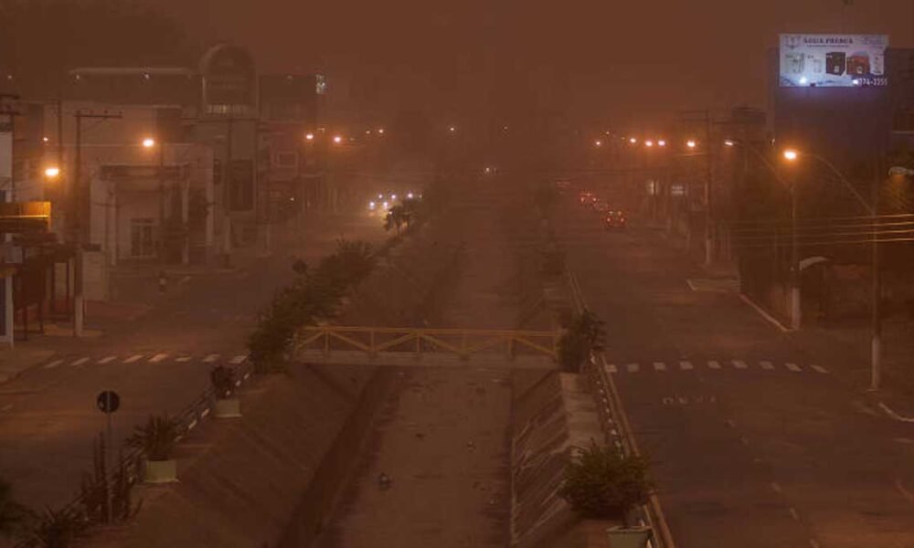 Os moradores de Franca e outras cidades da região de Ribeirão Preto, a 313 quilômetros de São Paulo, enfrentaram uma tempestade de poeira,