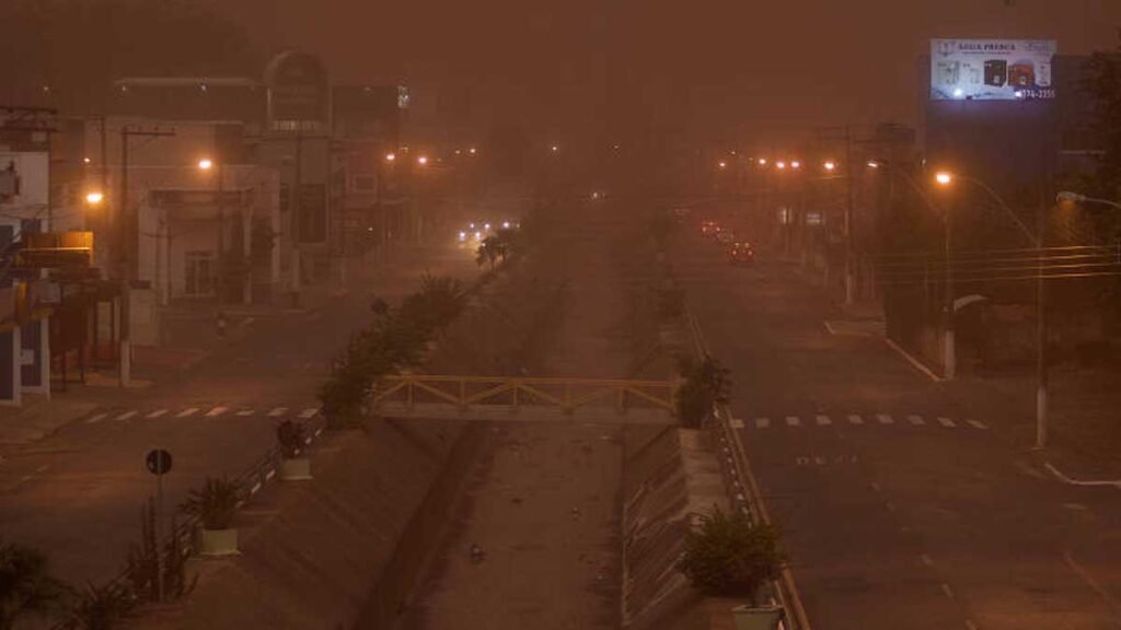 Os moradores de Franca e outras cidades da região de Ribeirão Preto, a 313 quilômetros de São Paulo, enfrentaram uma tempestade de poeira,