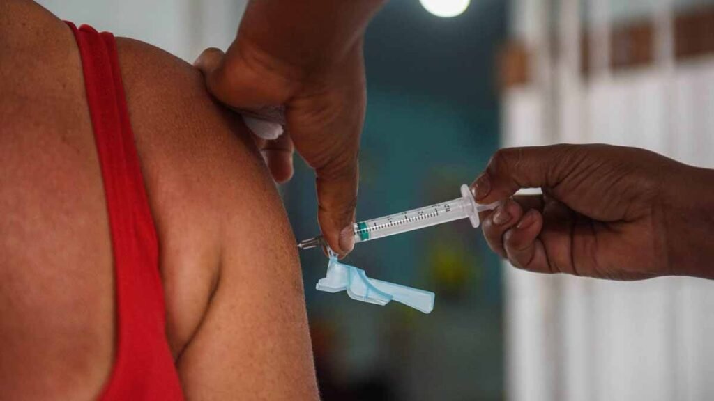 Após dois dias de suspensão, a vacinação contra Covid-19 em Salvador é retomada nesta quarta-feira (8). A Secretaria Municipal de Saúde (SMS)