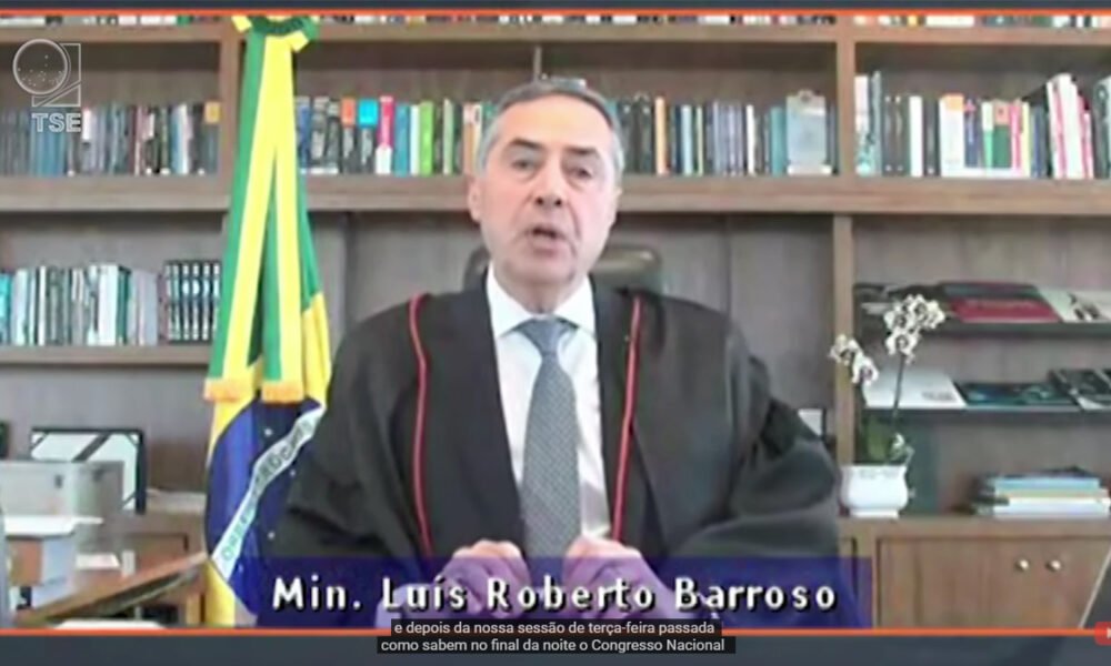 O presidente do Tribunal Superior Eleitoral (TSE), o ministro Luís Roberto Barroso reagiu, nesta quinta-feira (09), durante sessão da corte, aos discursos do presidente Jair Bolsonaro