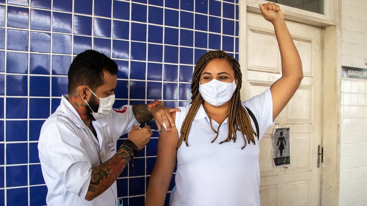Mais de 80% da população com 18 anos ou mais recebeu a primeira dose ou dose única da vacina contra Covid-19 na Bahia. Nesta quarta-feira (1), o vacinômetro do Estado registrou 8.671.555 de