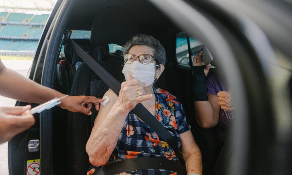 Salvador registra, nesta sexta-feira (24), 1,1 milhão de pessoas imunizadas com as duas doses ou a dose única da vacina contra a Covid-19, e