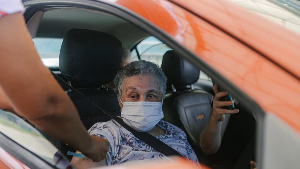 A Prefeitura realiza mutirão, nesta quarta-feira (1º), para aplicação da terceira dose de reforço da vacina contra Covid-19 nos idosos com 80