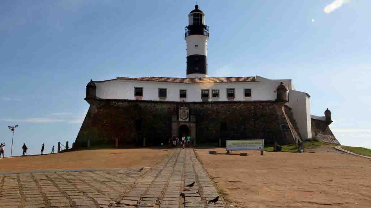 no Farol da Barra, um ato interreligioso, com os devidos cuidados sanitários e sem aglomerações, em repúdio às mais de 600 mil mortes
