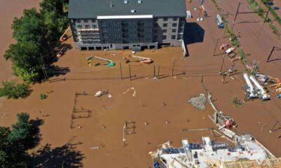 O número de mortos em inundações e tornados no nordeste dos EUA passou de 40 nesta quinta-feira (3), enquanto as autoridades continuavam a digerir