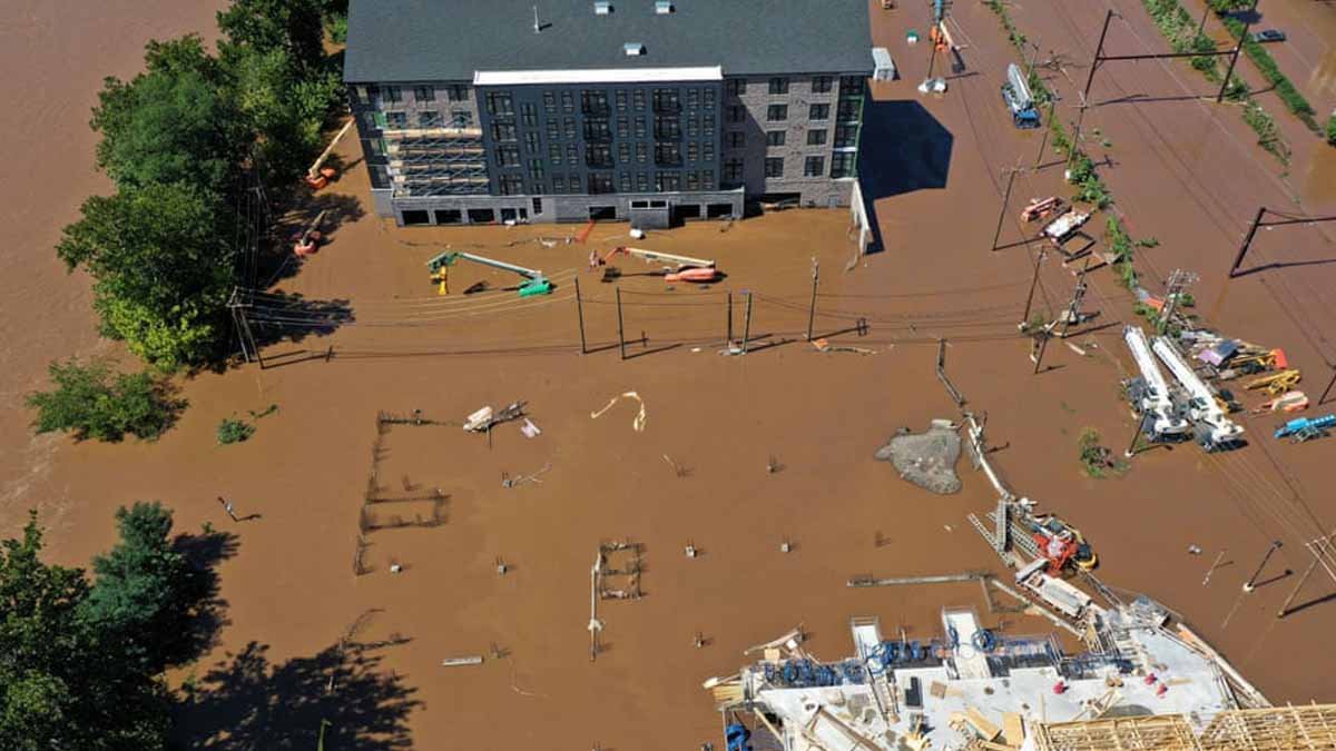 O número de mortos em inundações e tornados no nordeste dos EUA passou de 40 nesta quinta-feira (3), enquanto as autoridades continuavam a digerir