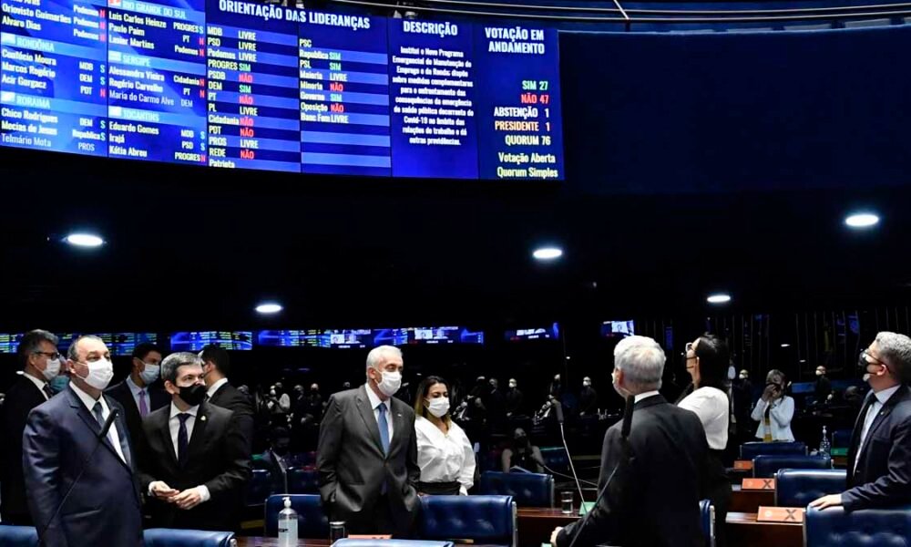 de trabalho durante a pandemia de covid-19, mas sofreu tantos acréscimos na Câmara dos Deputados que foi chamada de “minirreforma trabalhista”