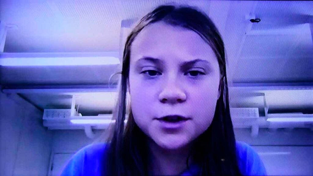 A ativista ambiental sueca Greta Thunberg criticou líderes globais por suas promessas de lidar com a emergência climática, classificando-os
