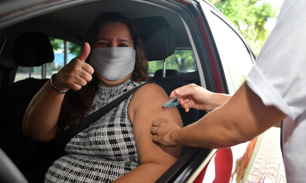 A Prefeitura de Salvador realiza nesta segunda-feira (20) a repescagem da vacinação contra a Covid-19 dos adolescentes com 13, 14, 15,