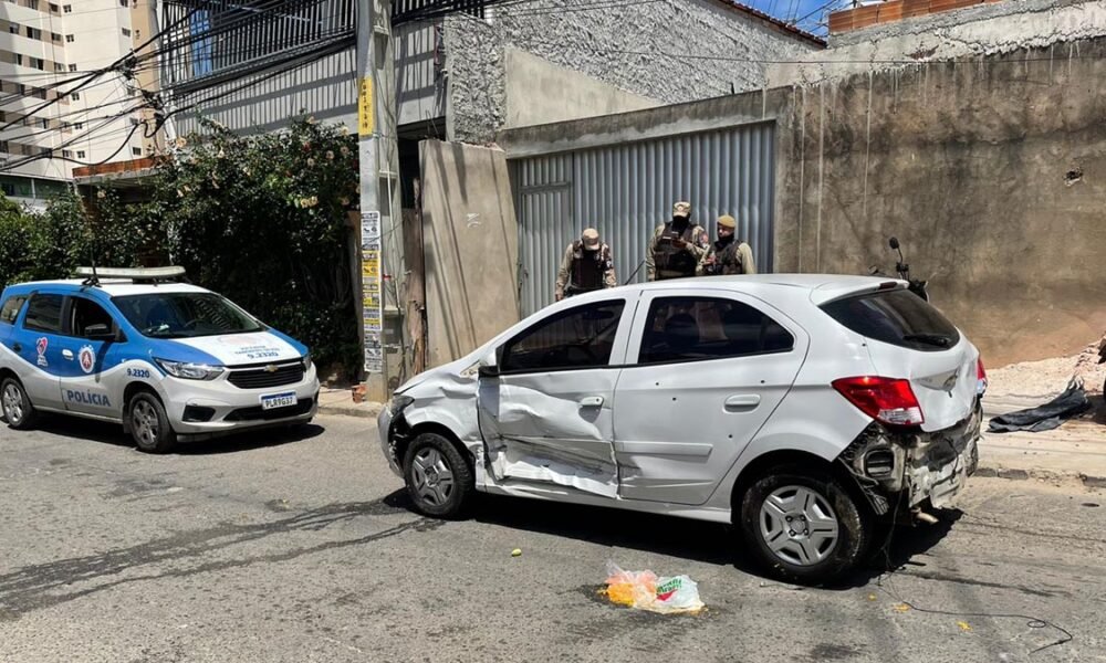 Uma guarnição da 23ª CIPM interceptou dois criminosos após o roubo de um veículo na Avenida Silveira Martins, bairro do Cabula, por volta das