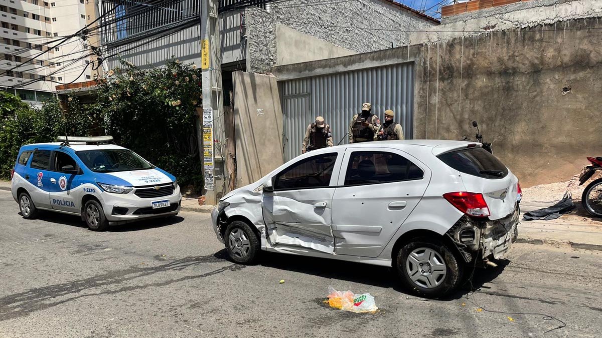 Uma guarnição da 23ª CIPM interceptou dois criminosos após o roubo de um veículo na Avenida Silveira Martins, bairro do Cabula, por volta das