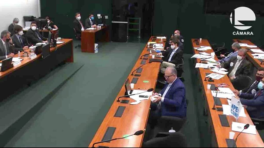 Após quase seis horas de reunião, a Comissão Especial da Reforma Administrativa aprovou, por 28 votos contra 18, o substitutivo do deputado Arthur