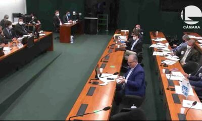 Após quase seis horas de reunião, a Comissão Especial da Reforma Administrativa aprovou, por 28 votos contra 18, o substitutivo do deputado Arthur