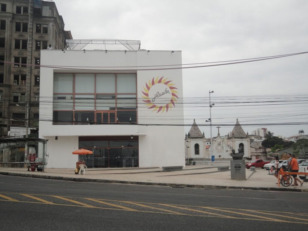 entre as secretarias da Educação, Administração, Fazenda e de Cultura na busca de uma solução que viabilize o funcionamento do Cine Glauber Rocha