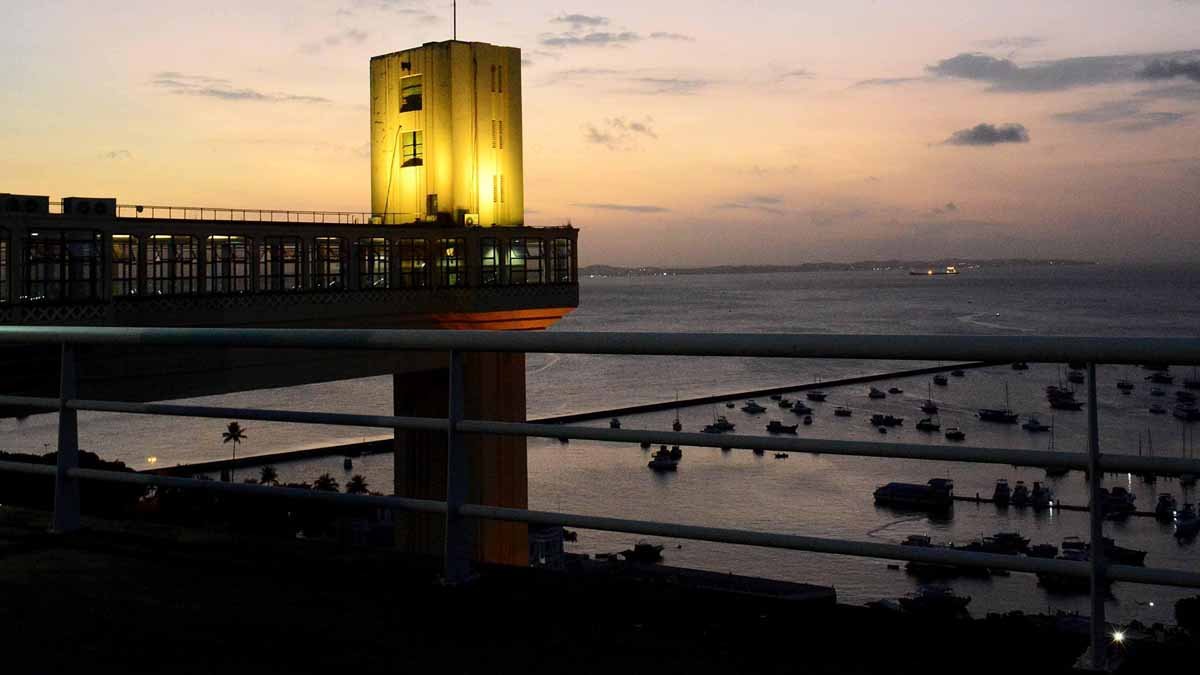 Em todo este mês de setembro, o Elevador Lacerda vai estampar a cor amarela para lembrar e conscientizar a população sobre a importância da saúde mental