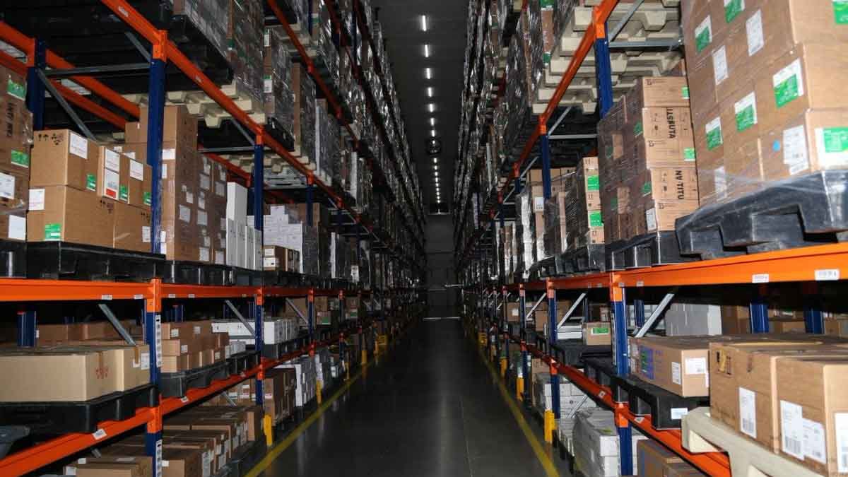 Armazenados no Centro de Distribuição do Ministério da Saúde em Guarulhos, milhares de testes de Covid, remédios e vacinas, estimados