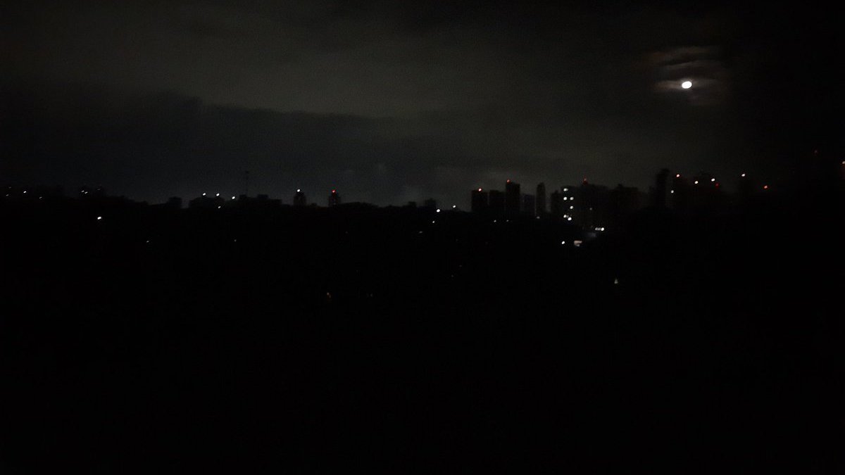 A temida consequência da crise hídrica no Brasil, o apagão, atingiu Salvador e região metropolitana. Diversos bairros como Cabula, Brotas,