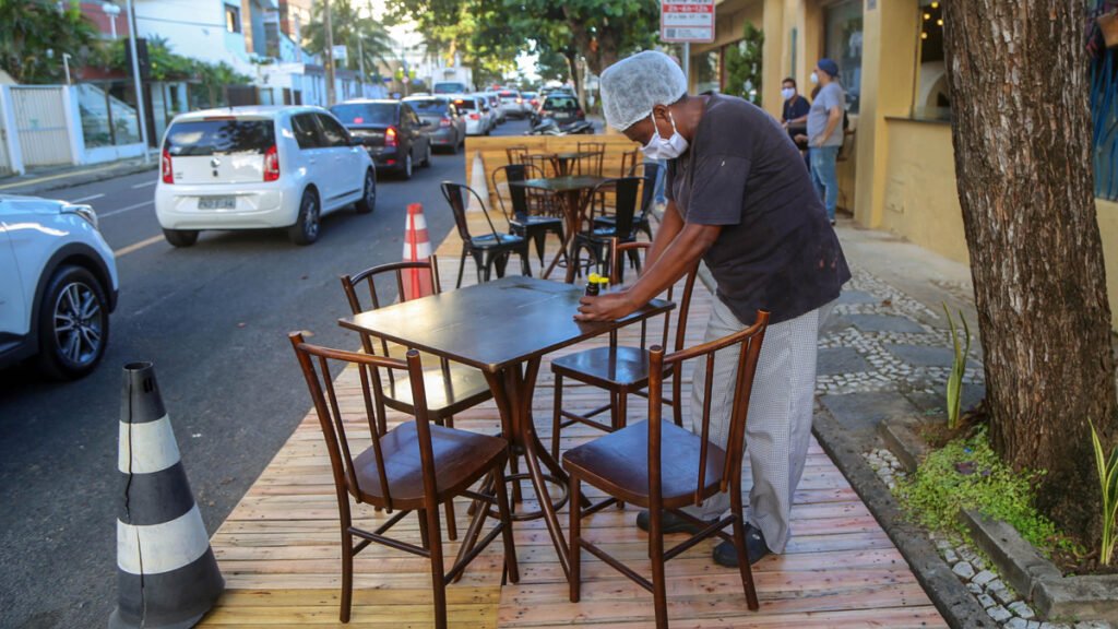 A partir desta sexta-feira (10), as atividades econômicas em Salvador vão poder funcionar em horário normal, sem restrições.