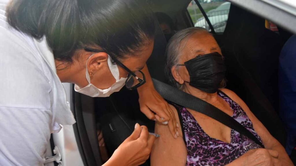 A vacinação contra Covid-19 segue neste sábado (11) na capital baiana, com a continuidade da imunização dos adolescentes de 16 e 17 anos.