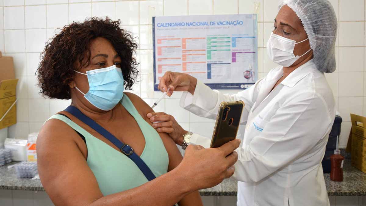 A Prefeitura de Salvador anunciou que a aplicação de 1ª dose contra a Covid-19 será retomada nesta sexta (24). A estratégia também vai contar com i