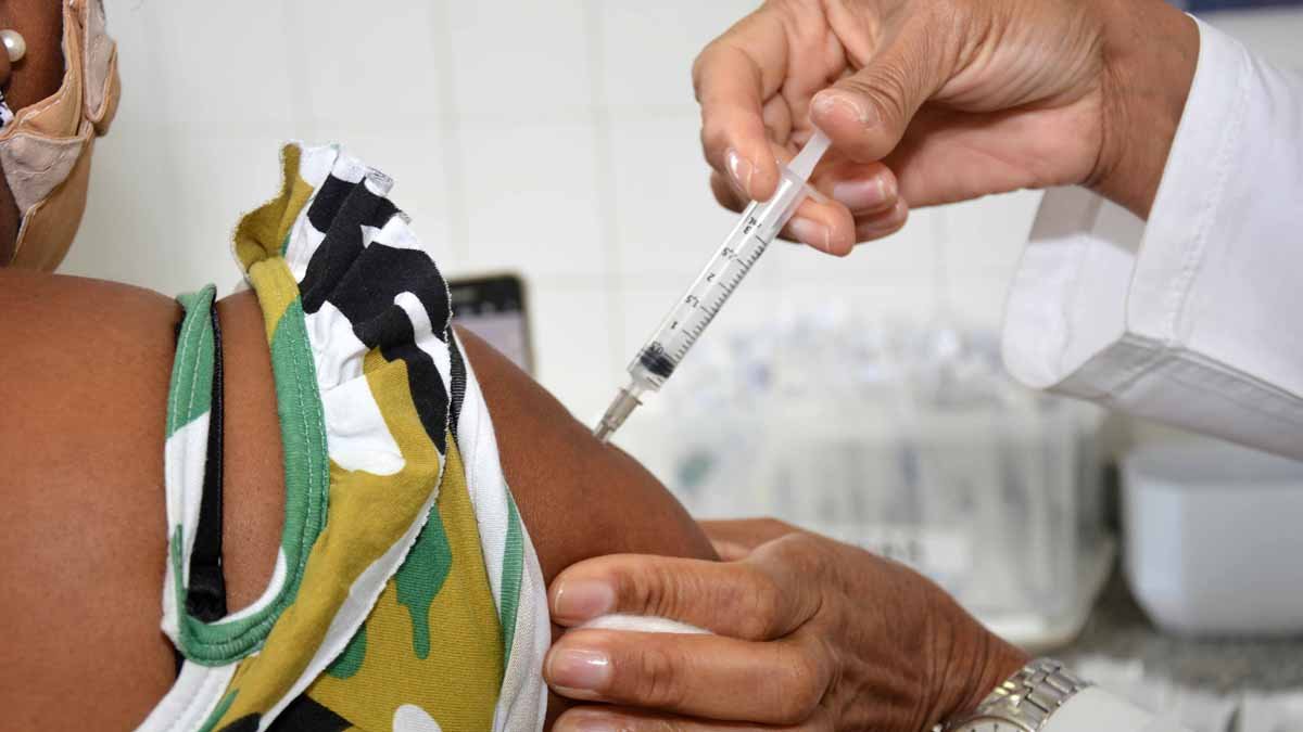 A Prefeitura retoma a aplicação da primeira dose contra a Covid-19 em Salvador para as pessoas com idade igual ou superior a 18 anos, nesta