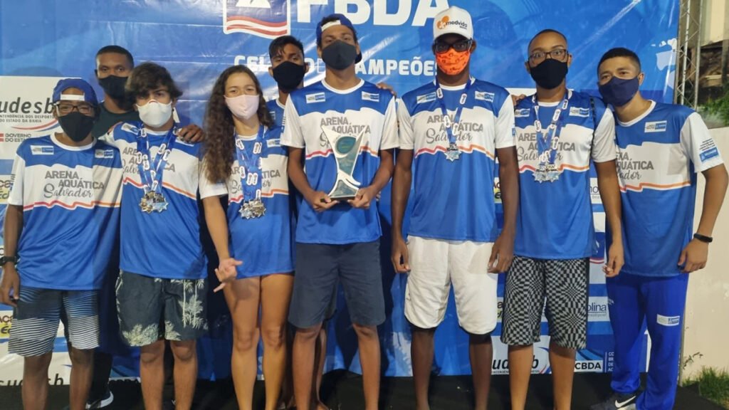 A equipe de alta performance da Arena Aquática de Salvador conquistou o terceiro lugar no pódio, em campeonato organizado pela Federação Baiana de Desportos Aquáticos (FBDA), neste final de semana. Além disso, atletas integrantes do time da Prefeitura, através da Secretaria de Promoção Social, Combate à Pobreza, Esportes e Lazer (Sempre), obtiveram resultados individuais de destaque.
