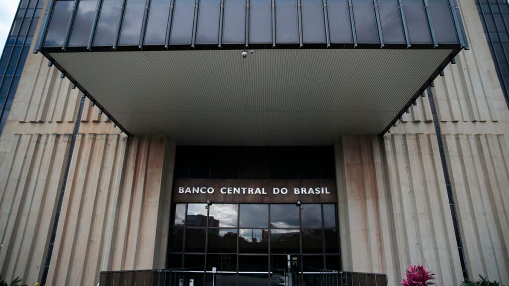 O Banco Central (BC) decidiu manter a taxa de juros Selic em 13,75%. Por unanimidade, o Comitê de Política Monetária (Copom) informou que indi