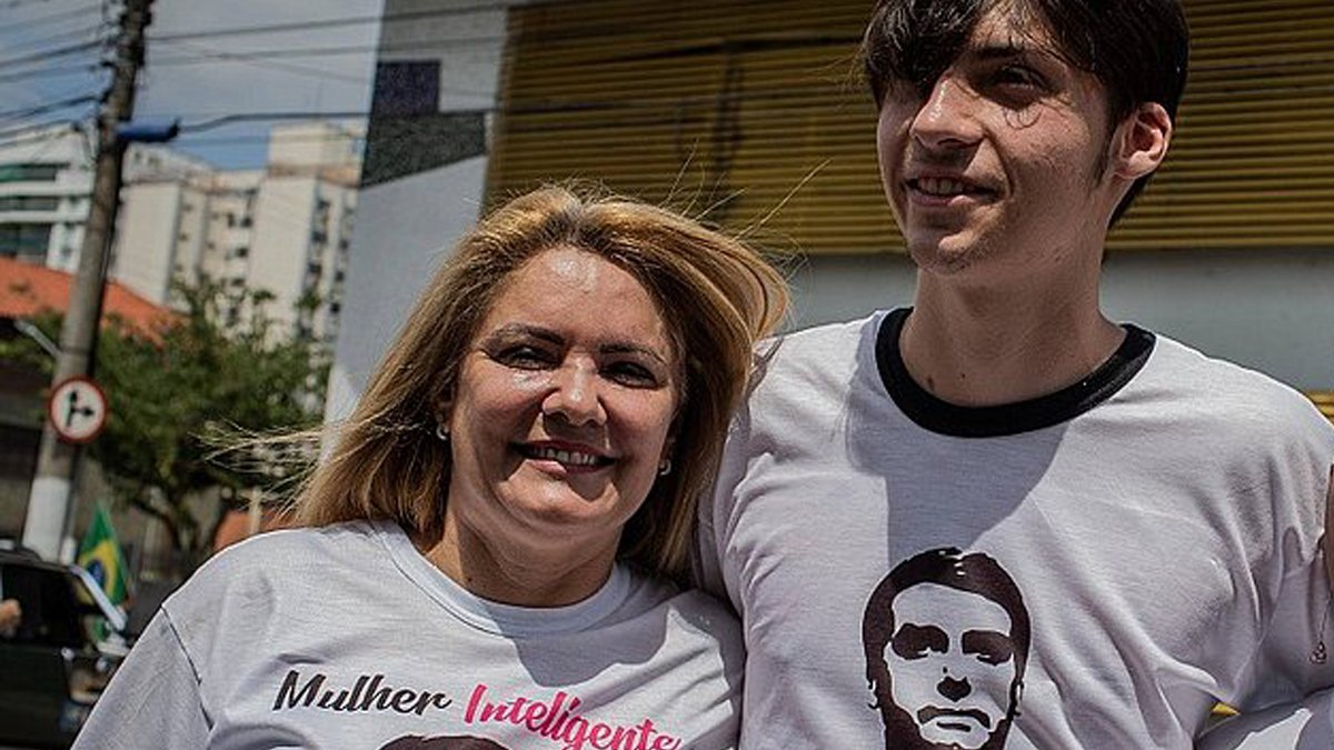 Citadas em investigação do Ministério Público do Rio sobre suposta "rachadinha" no gabinete do vereador Carlos Bolsonaro (Republicanos), as empresas da segunda ex-mulher do presidente Jair Bolsonaro, Ana Cristina Valle, acumulam dívidas de R$ 325,5 mil com a União. Três CNPJs ligados a ela estão inscritos na dívida ativa por tributos que não foram pagos. São débitos previdenciários ou de Fundo de Garantia do Tempo de Serviço (FGTS). Também há multas trabalhistas e outras pendências tributárias.