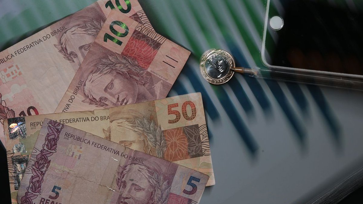 As novas alíquotas do Imposto sobre Operações Financeiras (IOF), que começam a valer hoje (20), aumentam o custo do crédito para empresas e famílias. O aumento, que é de 36%, vai ser cobrado até o dia 31 de dezembro de 2021 e incidirá sobre operações de crédito, câmbio e seguro ou relativas a títulos e valores mobiliários. O objetivo do governo é custear o Auxílio Brasil, programa que deve substituir o Bolsa Família.