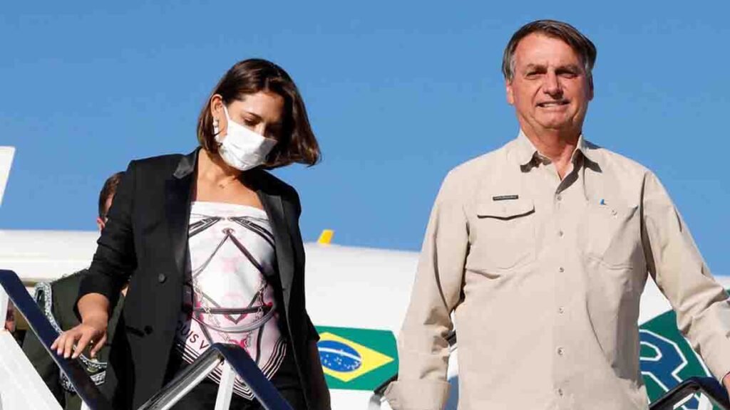 Em sua live semanal, nesta quinta-feira (23), o presidente Jair Bolsonaro afirmou que a primeira-dama Michelle Bolsonaro foi vacinada