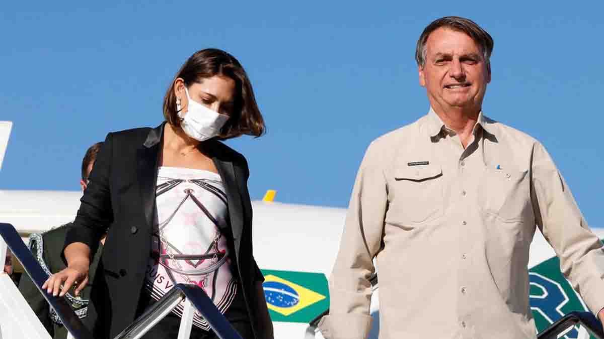 Em sua live semanal, nesta quinta-feira (23), o presidente Jair Bolsonaro afirmou que a primeira-dama Michelle Bolsonaro foi vacinada