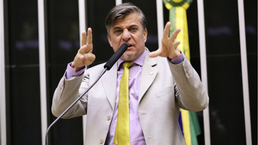 A Mesa da Câmara acatou nesta quinta-feira (16) a decisão do Tribunal Superior Eleitoral (TSE) que cassou o mandato do deputado Boca Aberta (PROS-PR). Com a decisão do comando da Casa, o parlamentar perdeu definitivamente o mandato parlamentar.