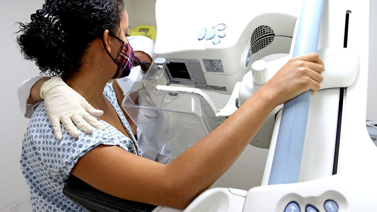 ofertará mais de 14 mil mamografias na capital e interior, a partir de 4 de outubro, como parte da campanha do "Outubro Rosa". Na última década