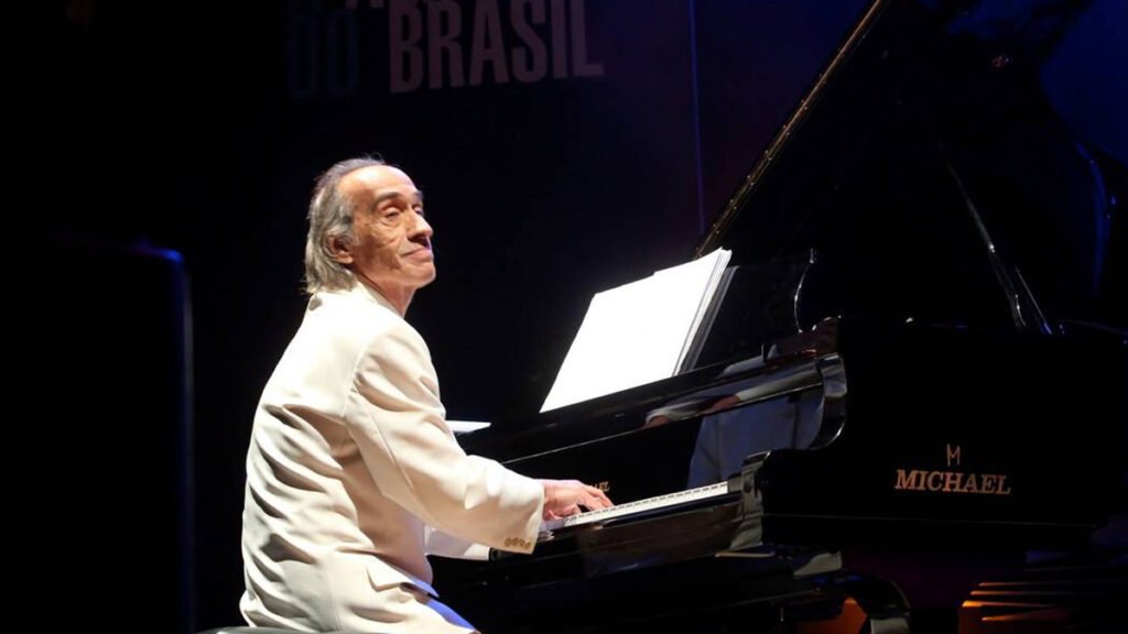 O pianista João Carlos Assis Brasil morreu na manhã desta segunda-feira (6) aos 76 anos, em Niterói. Segundo nota da assessoria de imprensa do