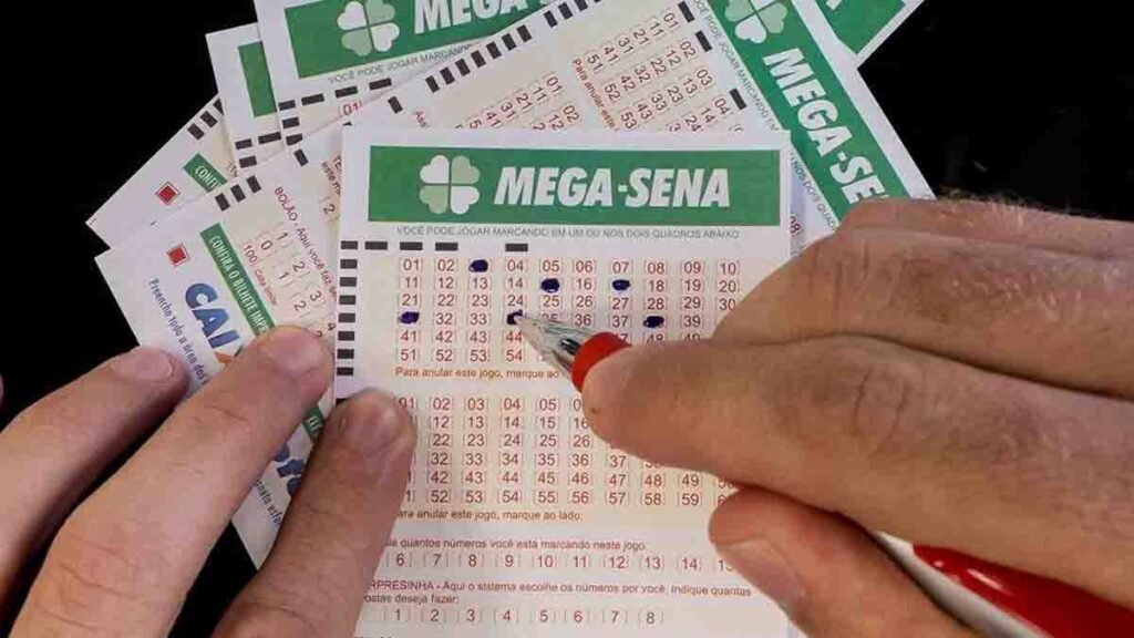 Ninguém acertou as seis dezenas da mega-sena no sorteio realizado no sábado (26). As dezenas sorteadas foram 02 - 03 - 13 - 20 - 53 - 54.