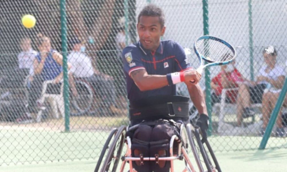 O Brasil estreou no Mundial por equipes de tênis em cadeira de rodas com 100% de aproveitamento. Na segunda-feira (27), as seleções masculina e feminina da classe open (tenistas com deficiência em membros inferiores) e o time da categoria quad (atletas com deficiências em três ou mais extremidades do corpo) venceram os respectivos confrontos pela primeira rodada da competição. O torneio de tênis é realizado em Alghero, província da Sardenha (Itália). As partidas podem ser acompanhadas ao vivo no canal do YouTube da Federação Internacional de Tênis (ITF, sigla em inglês).