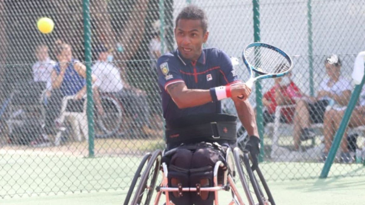 O Brasil estreou no Mundial por equipes de tênis em cadeira de rodas com 100% de aproveitamento. Na segunda-feira (27), as seleções masculina e feminina da classe open (tenistas com deficiência em membros inferiores) e o time da categoria quad (atletas com deficiências em três ou mais extremidades do corpo) venceram os respectivos confrontos pela primeira rodada da competição. O torneio de tênis é realizado em Alghero, província da Sardenha (Itália). As partidas podem ser acompanhadas ao vivo no canal do YouTube da Federação Internacional de Tênis (ITF, sigla em inglês).