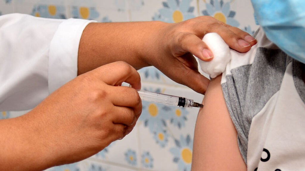 A Campanha de Multivacinação será prorrogada em Salvador até o dia 30 de novembro, após orientação do Ministério da Saúde. Iniciada em 1º de outubro, a estratégia da companha visa intensificar a vacinação de crianças e adolescentes menores de 15 anos, em mais uma oportunidade para que os pais levem os filhos para completar os esquemas vacinais.