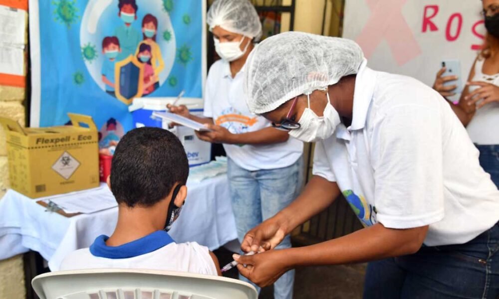 da primeira dose da vacina contra a Covid-19 em escolas municipais, para alunos da rede entre 12 e 17 anos que ainda não começaram o ciclo