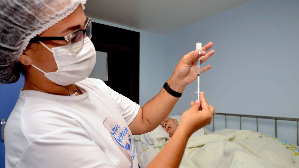Mais de 260 mil pessoas em Salvador ainda não tomaram a primeira dose contra a Covid-19, ou estão com a segunda e terceira doses atrasadas.