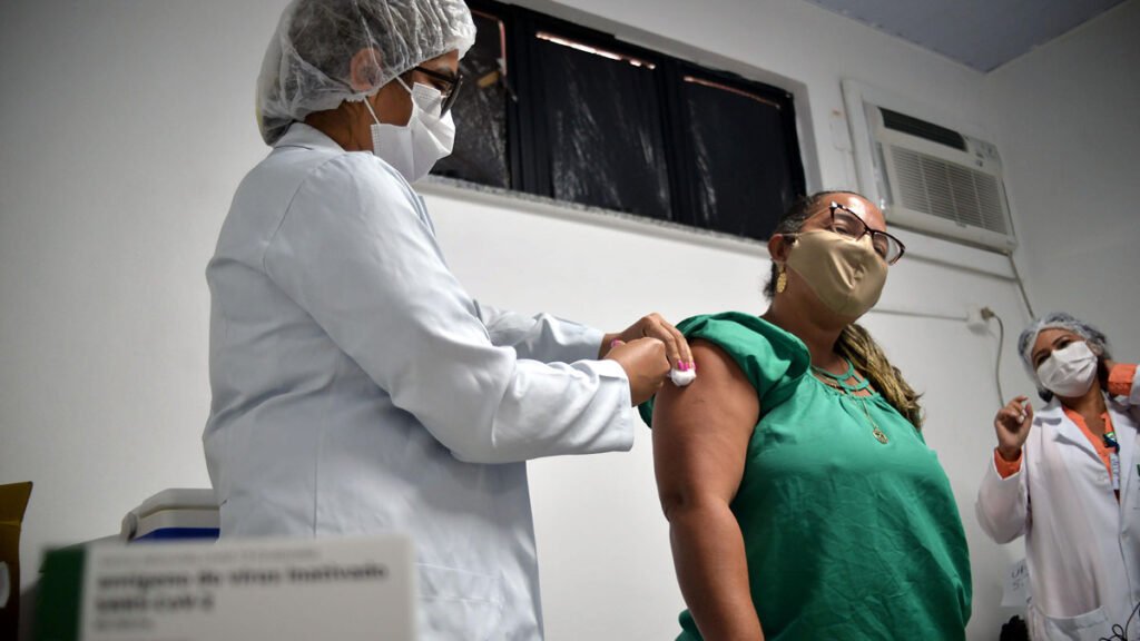 A vacinação contra a Covid-19, em Salvador, seguirá com a aplicação da primeira, segunda e dose de reforço, na quinta-feira (14). Para ter
