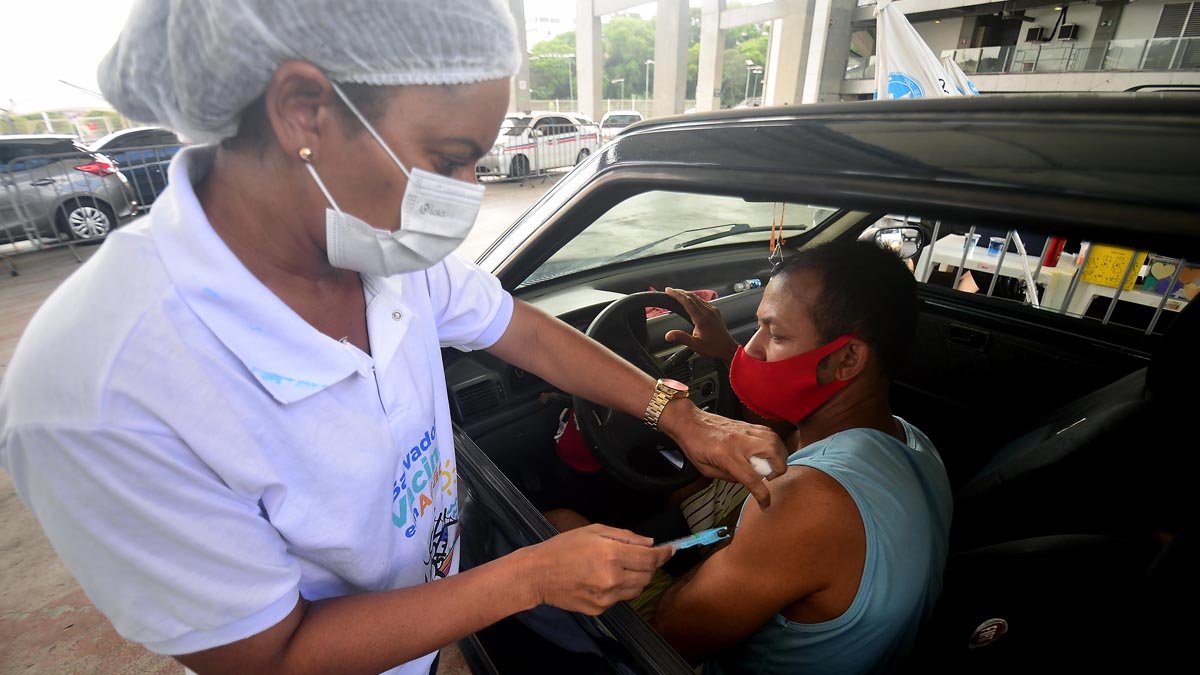 A Prefeitura prossegue, neste sábado (30), com a vacinação contra a Covid-19 em Salvador para todo o público elegível para a estratégia,