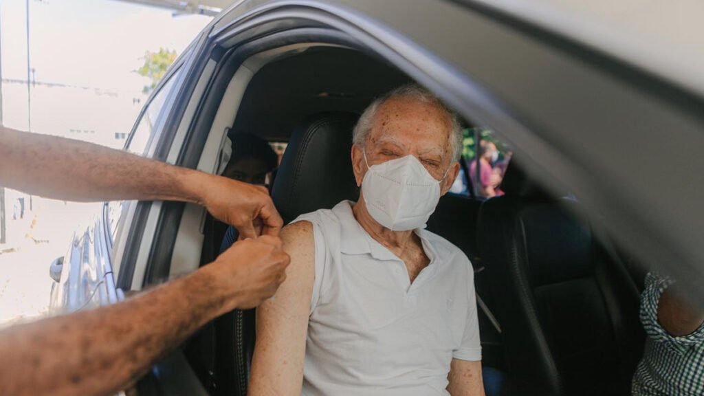 A Prefeitura de Salvador segue, nesta quinta-feira (21), com a Operação Minha Vacina Perto de Casa.
