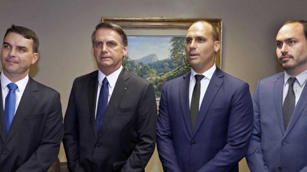 pelo menos 64 pessoas, incluindo o presidente Jair Bolsonaro, seus três filhos políticos, ministros e médicos. O parecer final será assinado